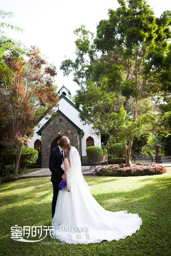 新人可以在婚礼时间教堂周围取景拍摄 澳洲庄园教堂婚礼