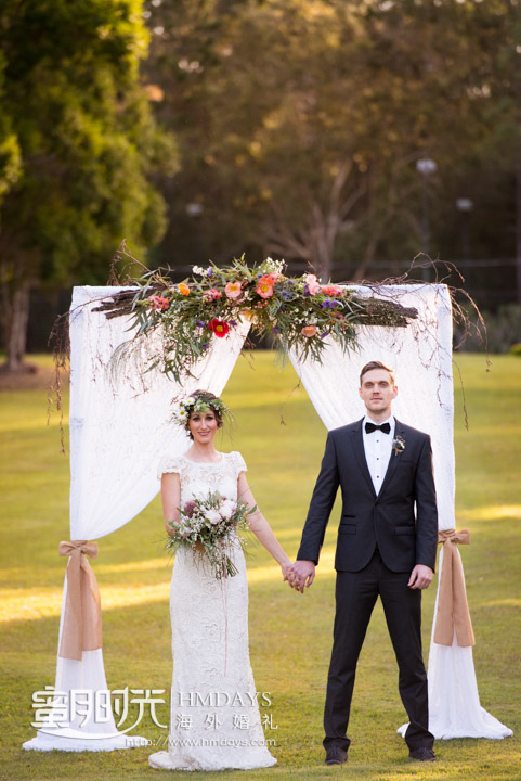 草坪花拱门前的婚纱照拍摄 摄影师客片效果展示