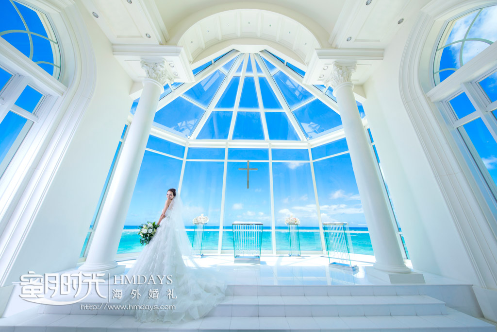 新娘在通透的落地大玻璃面前拍婚纱照 冲绳拉索尔(海之翼)教堂婚礼