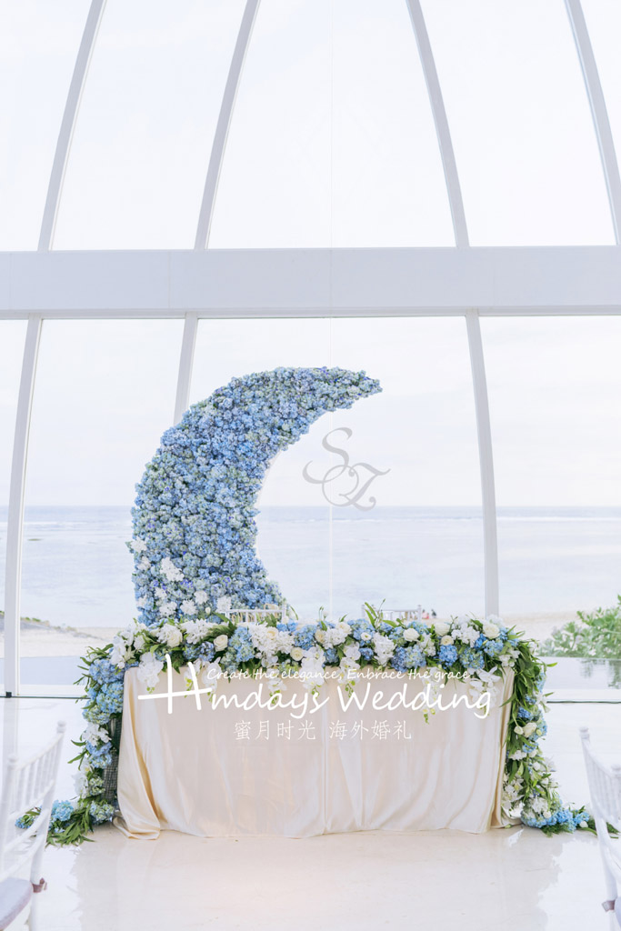 丽思卡尔顿教堂清爽蓝色布置|海外婚礼定制中高端布置案例|巴厘岛婚礼布置定制案例