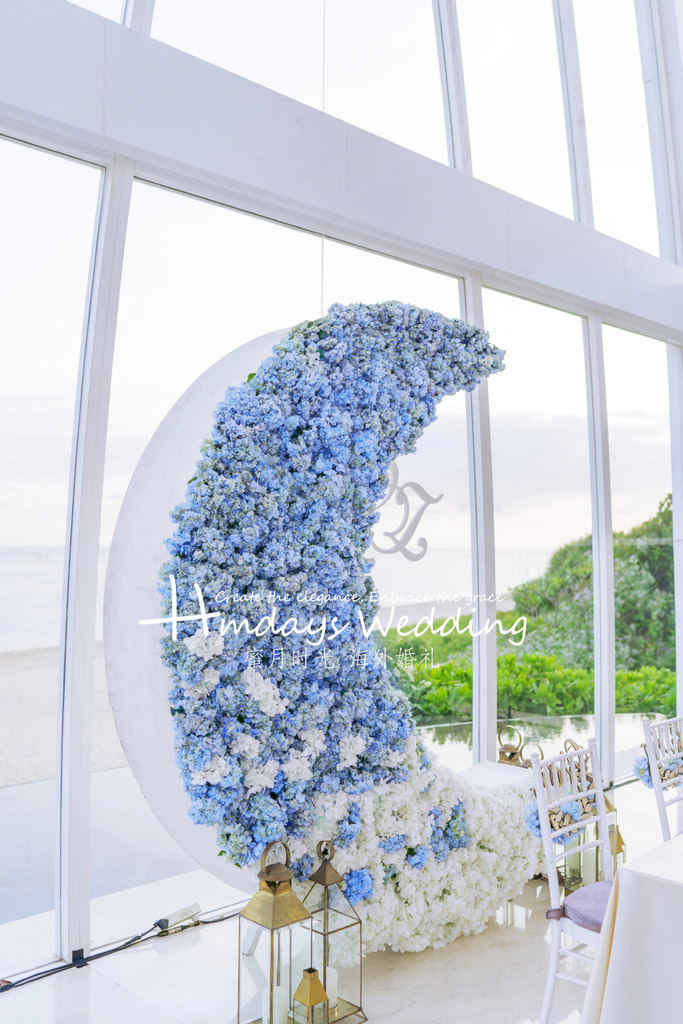 丽思卡尔顿教堂清爽蓝色布置|海外婚礼定制中高端布置案例|巴厘岛婚礼布置定制案例